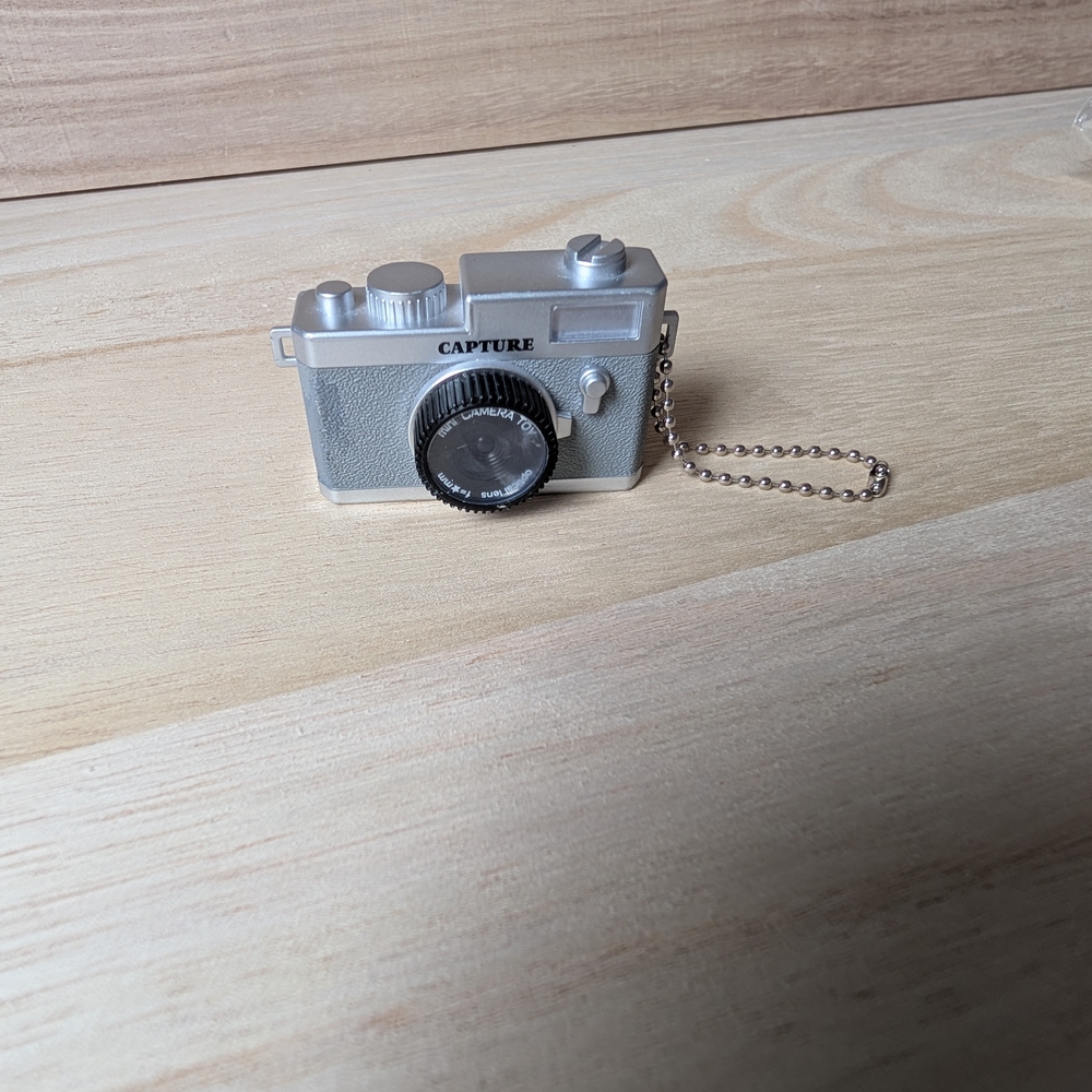Miniature Camera Keychain - Picture 3 of 9